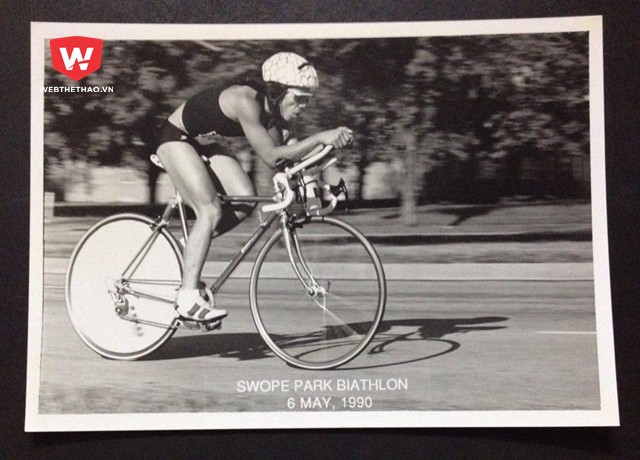 VĐV Nguyễn Văn Thu thi đấu môn đạp xe ở một giải năm 1990