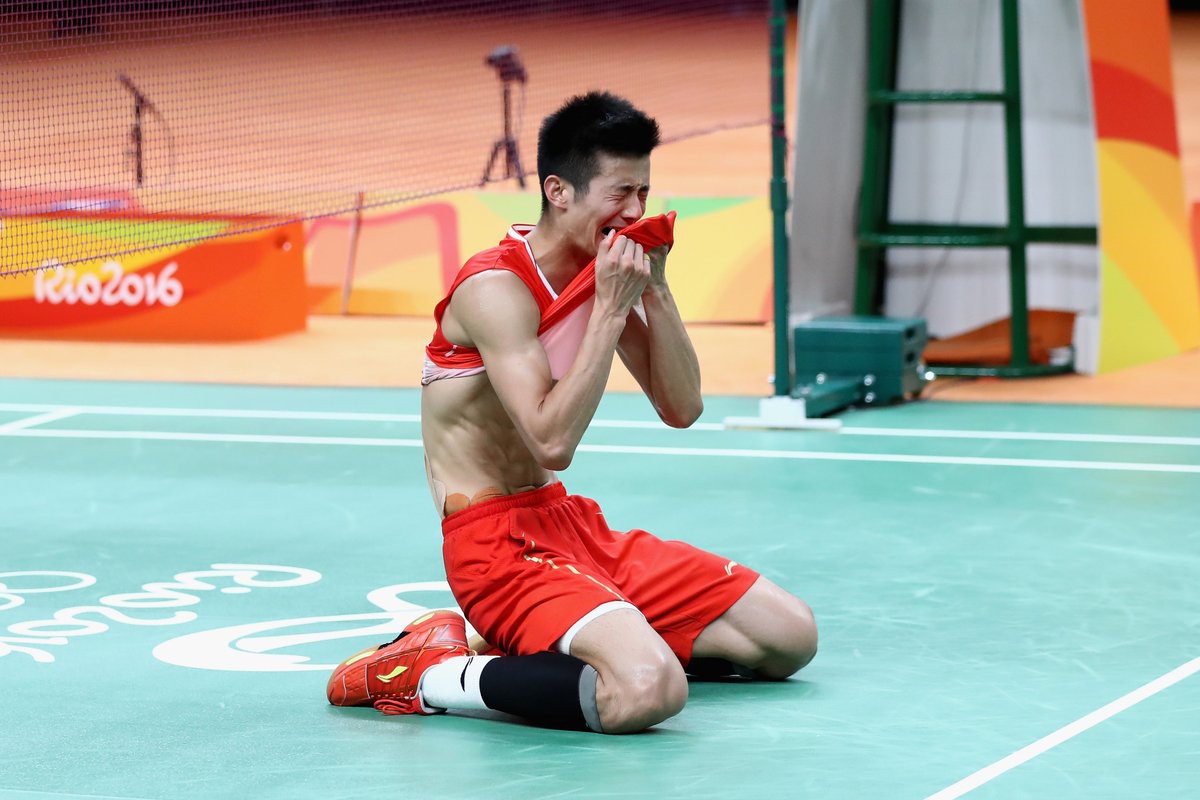 Chen Long ôm mặt khóc sau khi Lee Chong Wei đánh cầu ra ngoài trong pha đánh quyết định ''game point''