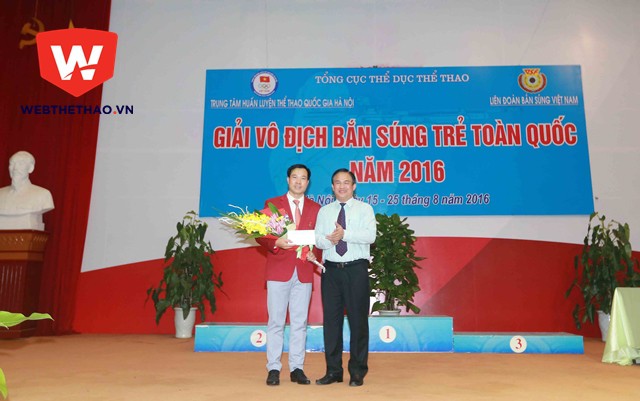 Hoàng Xuân Vinh nhận hoa từ GĐ TT HLTTQG Nhổn