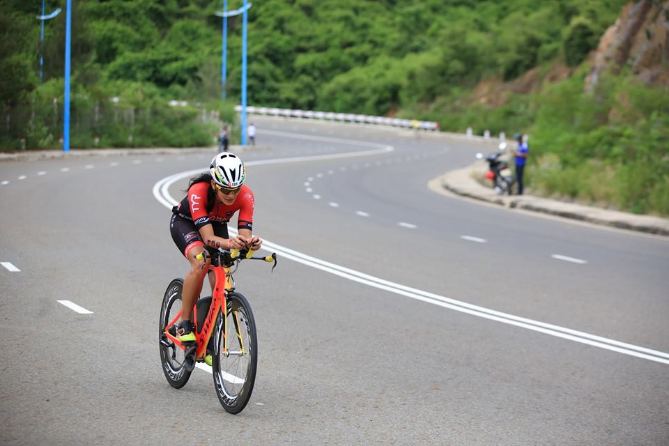 Johanna Solana đạp xe trên một trong những cung đường đua triathlon đẹp nhất châu Á