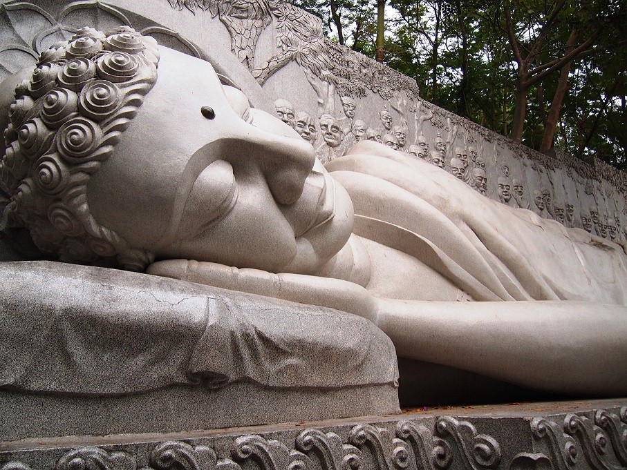 Bức tượng phật nằm ở chùa Long Sơn