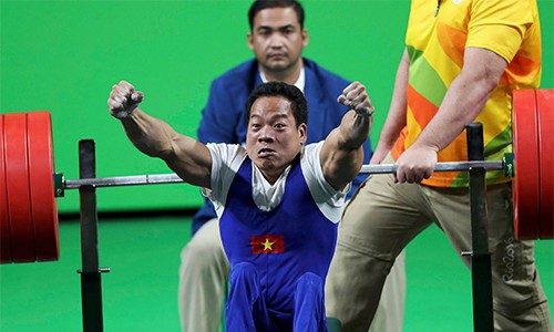 Lê Văn Công ghi tên Việt Nam vào bản đồ Paralympic với tấm HCV đầu tiên