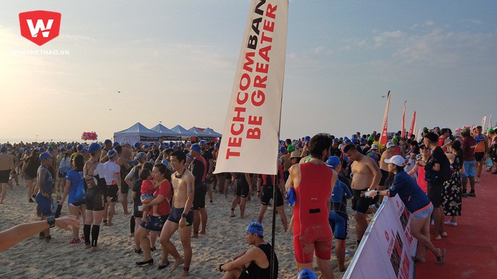 Hơn 1100 triathlete tập trung tại bãi biển Hyatt Regency, khu vực xuất phát môn bơi. Ảnh: Nguyễn Đạt