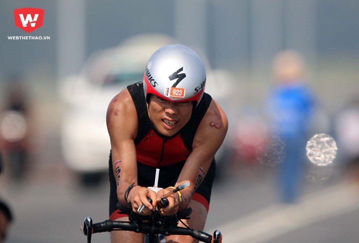 ''Non nớt kinh nghiệm'' môn xe đạp trong lần đầu tiên thi đấu solo Ironman 70.3 Vietnam khiến Cao Ngọc Hà trả giá với 3 lần ngã. Ảnh: Hải Đăng