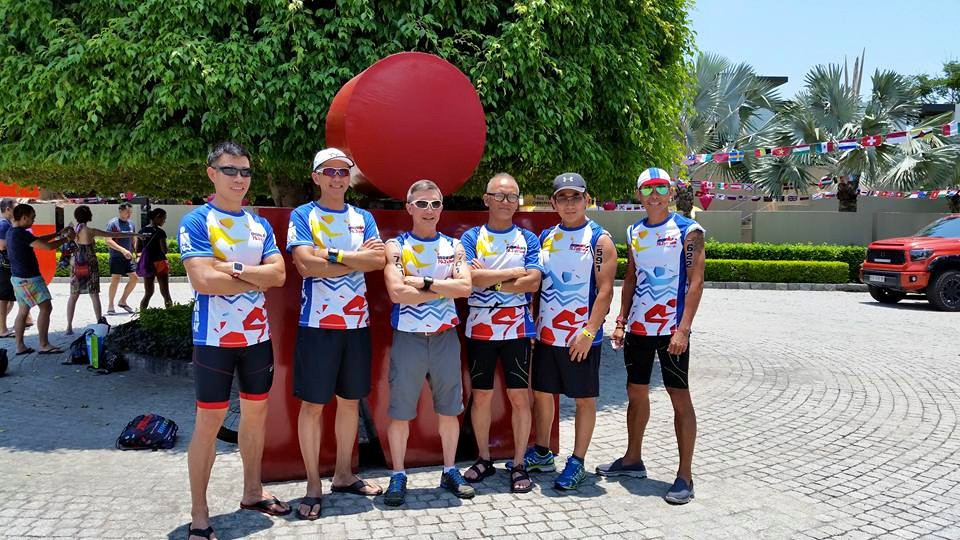 VĐV Toàn Hoàng (thứ 3 từ trái sang) và các thành viên team VeloViet tại giải Ironman 70.3 Vietnam 2016
