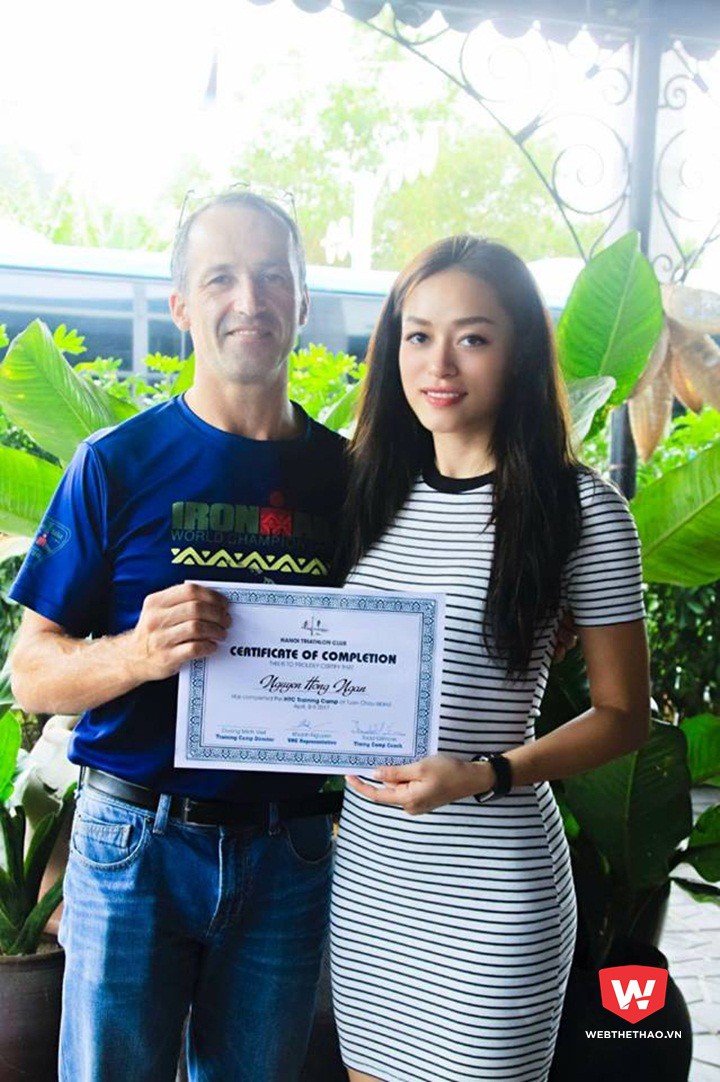 HLV Todd Gilmore trao chứng nhận hoàn thành training camp cho ''Solano Việt Nam'' Hồng Ngân