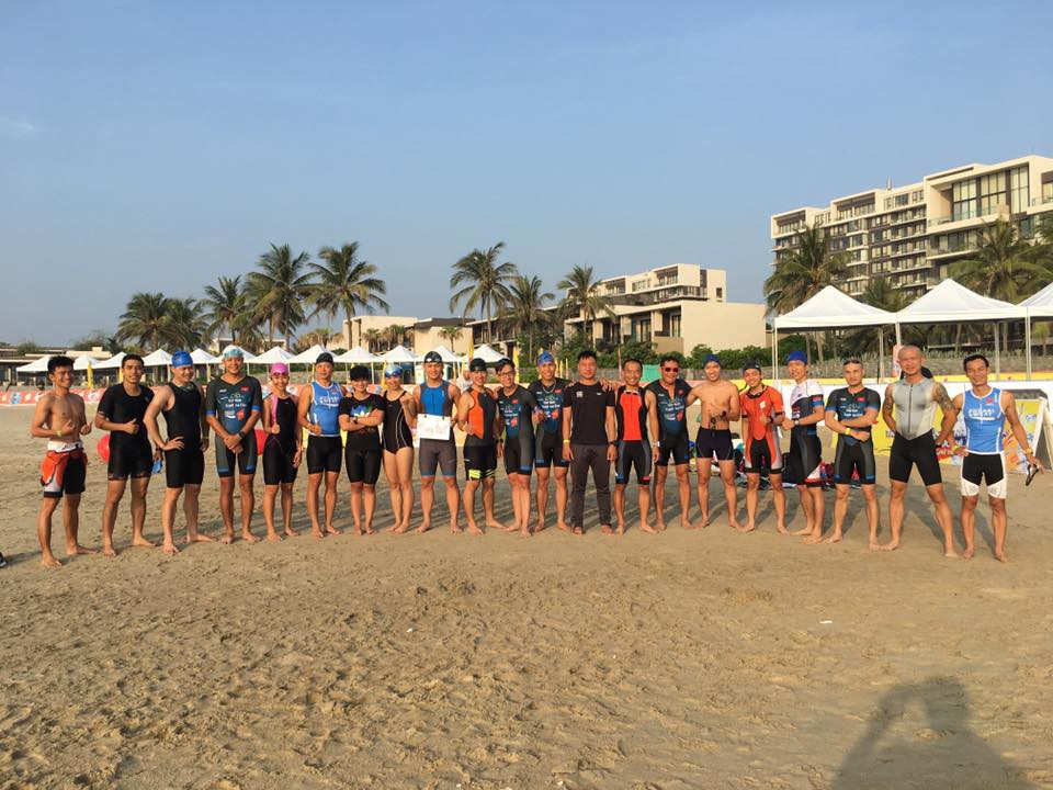 Các VĐV Vietnam Triathlon Club bơi thử ngày hôm qua (6/5). Ảnh: VNTC