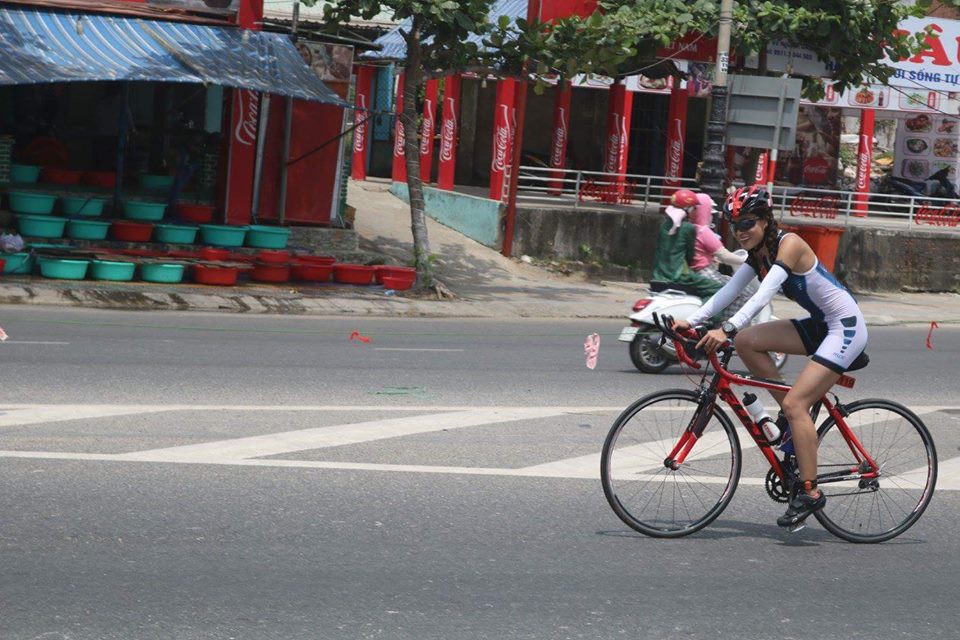 Hồng Ngân trên đường đua xe đạp