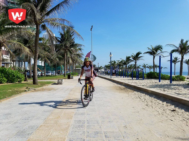 ''Người thép'' Phan Thị Thu Nguyệt dù đã hoàn thành Ironman 70.3 vẫn lóng ngóng lắp xích xe đạp