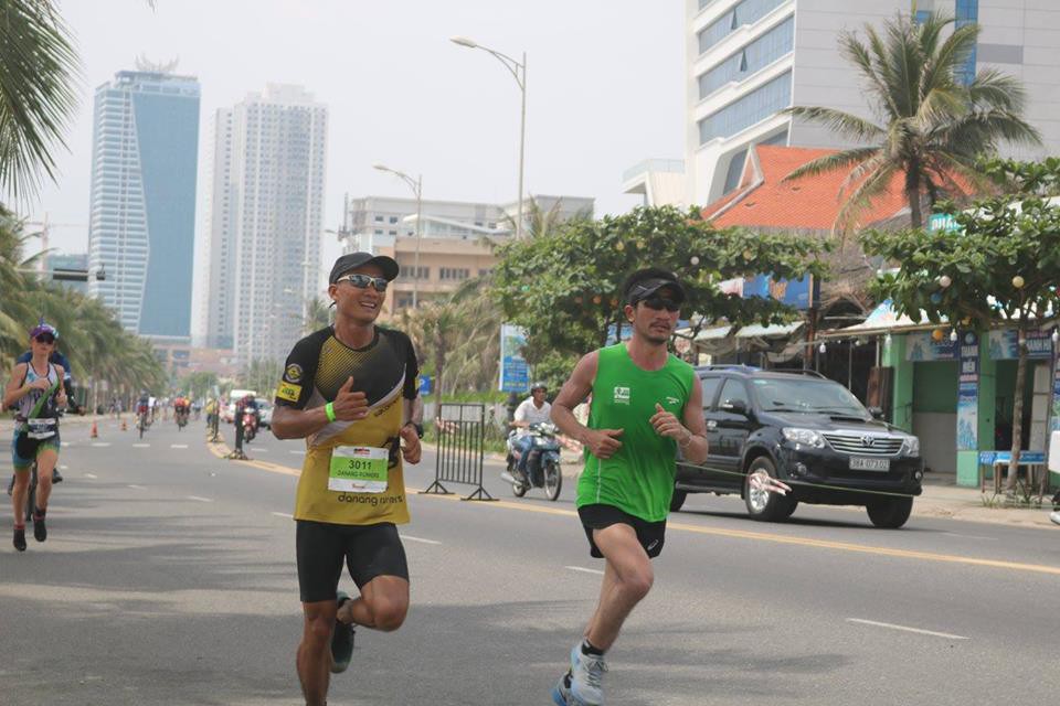 Người chạy cùng VĐV Trần Duy Quang (trái, team Danang Runners) là...ĐKVĐ giải Da Nang Internationanl Marathon 2016 21km