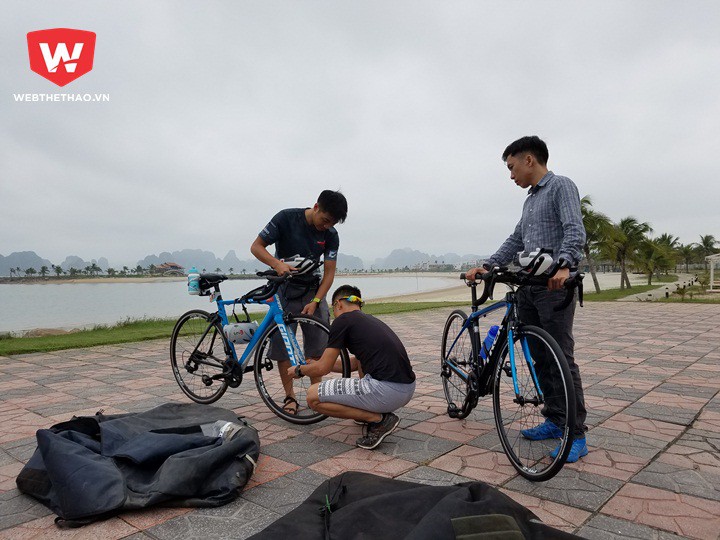 Do trại huấn luyện chỉ diễn ra trong 2 ngày với lịch tập luyện, tập huấn hầu như kín đặc nên các VĐV phải tranh thủ từng phút, lắp xe đạp trong thời gian ngắn nhất