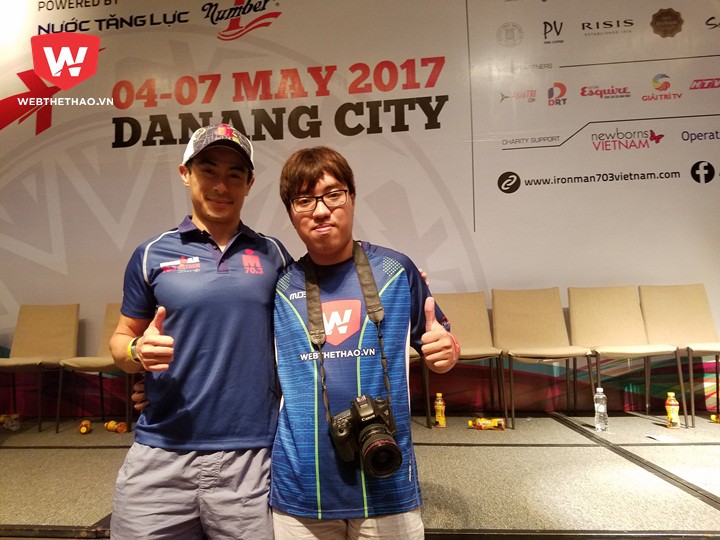 PV Lê Quyết Thắng (phải) và ông Trịnh Bằng, Giám đốc Sunrise Event Vietnam, đơn vị tổ chức giải Ironman 70.3 Vietnam