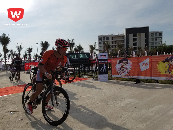 VĐV Lê Hồng Minh nằm trong nhóm tốp đầu của Việt Nam chuyển sang phần thi đạp xe. CEO VNG là người rất đam mê với các môn thể thao đòi hỏi sức bền như ba môn phối hợp hay chạy địa hình