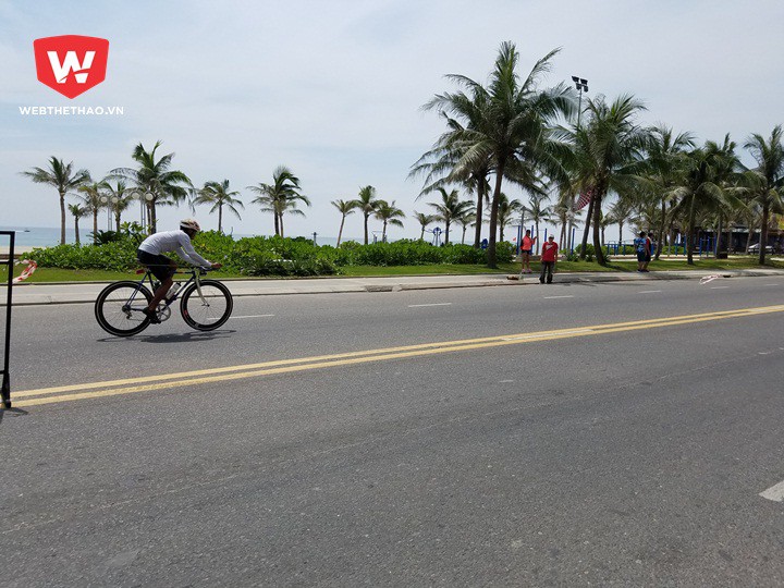 VĐV Nguyễn Văn Thu trên đường đua xe đạp tại Ironman 70.3 Vietnam 2017, Đà Nẵng