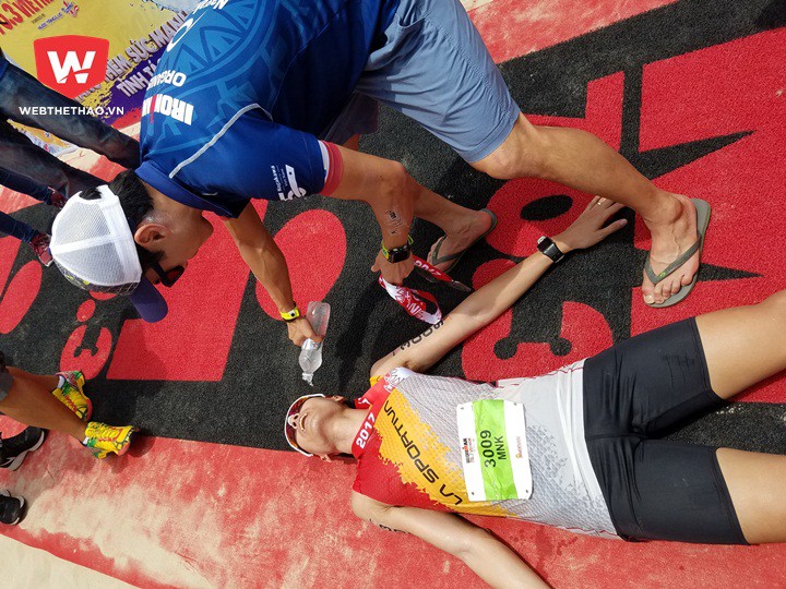 VĐV Đinh Linh kiệt sức khi về đích sau khi nỗ lực chạy dưới tiết trời nóng Đà Nẵng