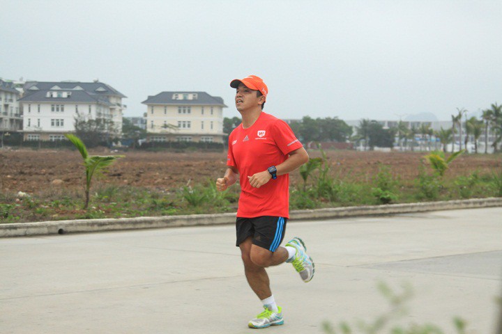 VĐV Nguyễn Việt Hùng, thành viên đội vô địch Tú Làn Adventure Race 2017 tuần trước, phải cố gắng để ''nuốt trọn'' bài tập trong ngày đầu tiên