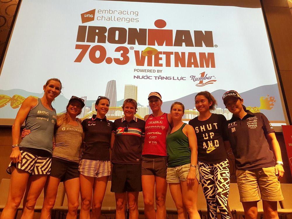 Dimity Lee Duke (thứ 4 từ trái sang) tại Iroman 70.3 Vietnam