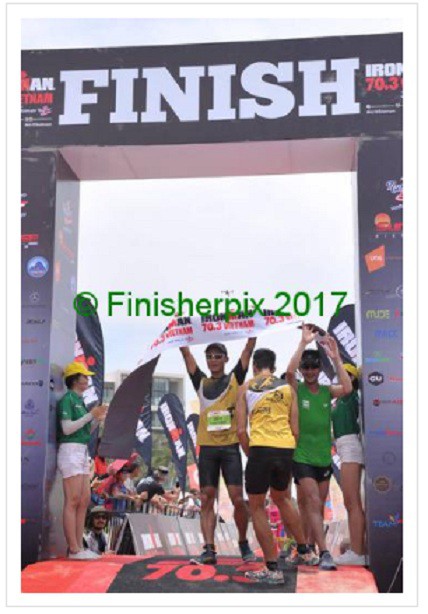 ''pacer'' áo xanh lá cây còn theo thành viên team Danang Runners tận vạch đích. Ảnh: FinishterPix