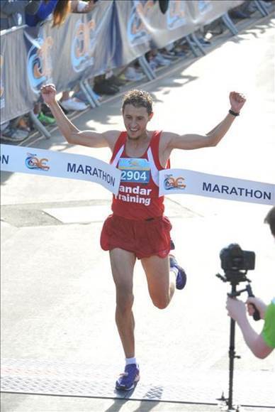 Mohamed Fadil bị tước danh hiệu và tiền thưởng chỉ 2 ngày sau khi vô địch và lập kỷ lục giải OC Marathon 2014 vì vi phạm quy định và luật, nhận sự hỗ trợ từ bên ngoài
