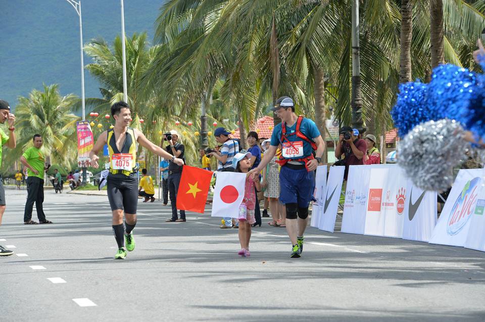 VĐV Phạm Minh Quang (trái) tại giải Da Nang Marathon 2014. Ảnh: DNIM