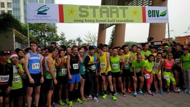 Trent Harlow (324, áo vàng) tại giải Song Hong Half Marathon 2015