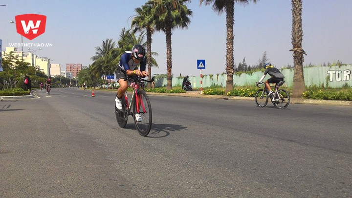 VĐV Phạm Minh Quang trên đường đua đạp xe ở Đà Nẵng, Ironman 70.3 Vietnam 2016. Ảnh: Thanh Phong