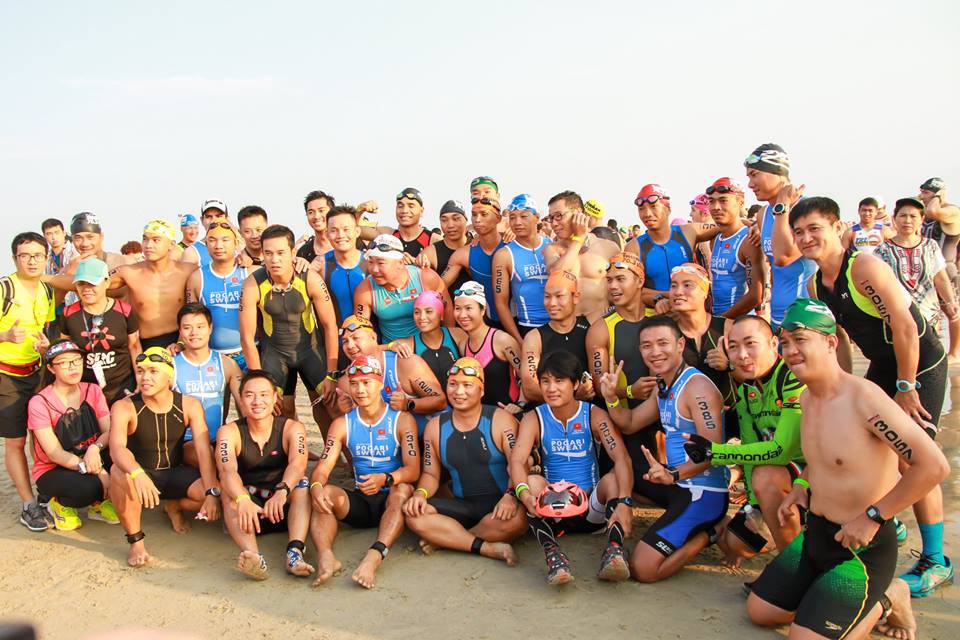 Anh Đặng Ngọc Lâm cùng các VĐV Việt Nam thi đấu tại Ironman 70.3 Vietnam