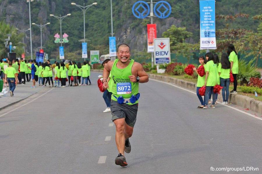 ''Nụ cười che cả thế giới'' thương hiệu của anh Đặng Ngọc Lâm tại giải Halong Bay Heritage Marathon 2015