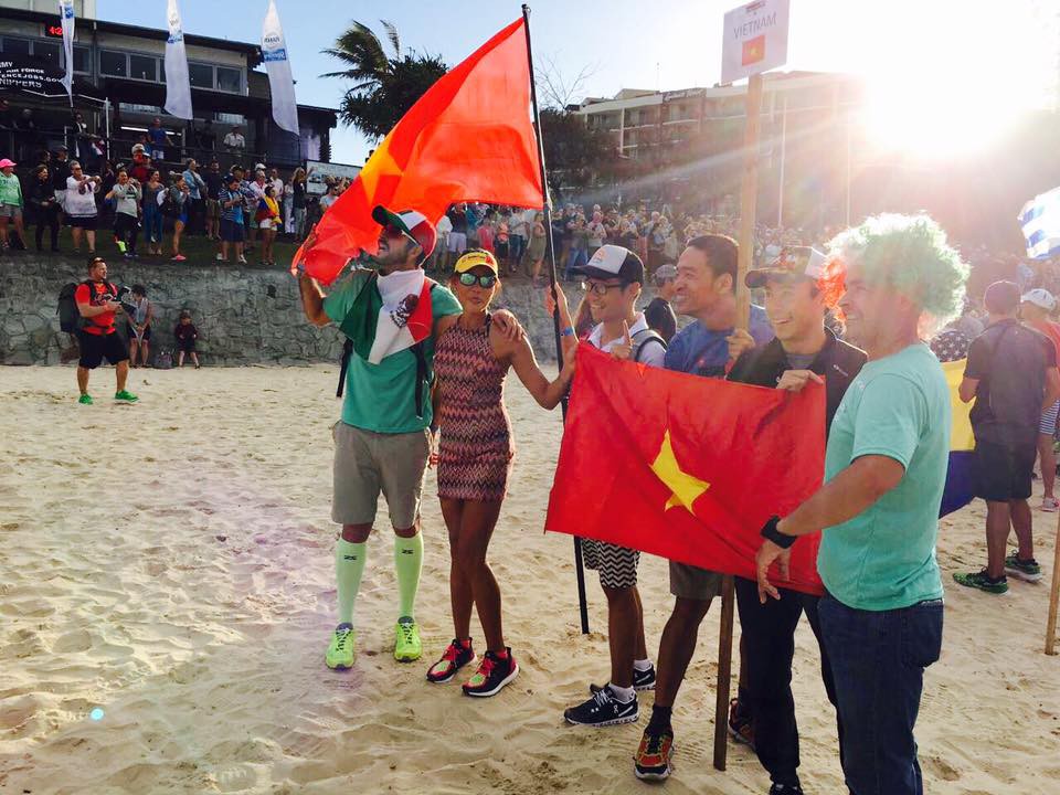 Đại diện đoàn Việt Nam cùng các VĐV quốc tế tại giải VDDTG Ironman 70.3