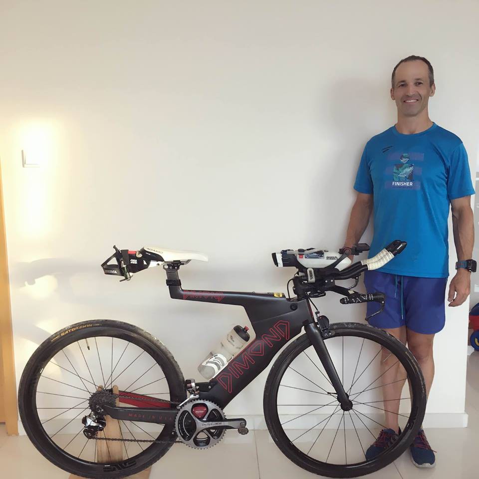 Todd Gilmore bên chiếc xe đạp anh sẽ sử dụng để thi đấu tại Ironman Kona