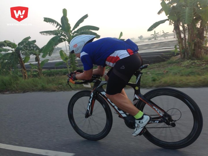 Anh Đặng Ngọc Lâm luyện đạp xe lên sân bay Nội Bài trong buổi tập brick cuối cùng trước khi lên đường sang Malaysia. 