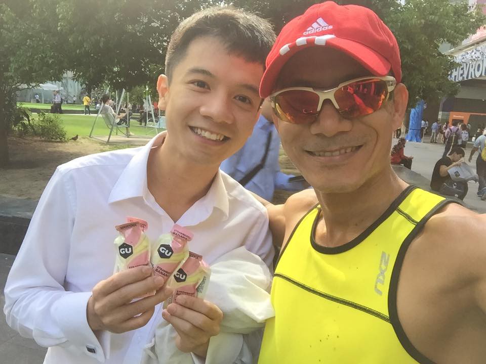 Phạm Minh Quang (trái) với khuôn mặt thư sinh tại giải Singapore Marathon. 