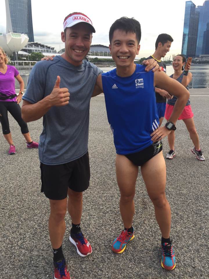 Phạm Minh Quang và đương kim VĐTG Ironman 70.3 2016 Tim Reed tại Singapore. Ảnh: Nhân vật cung cấp