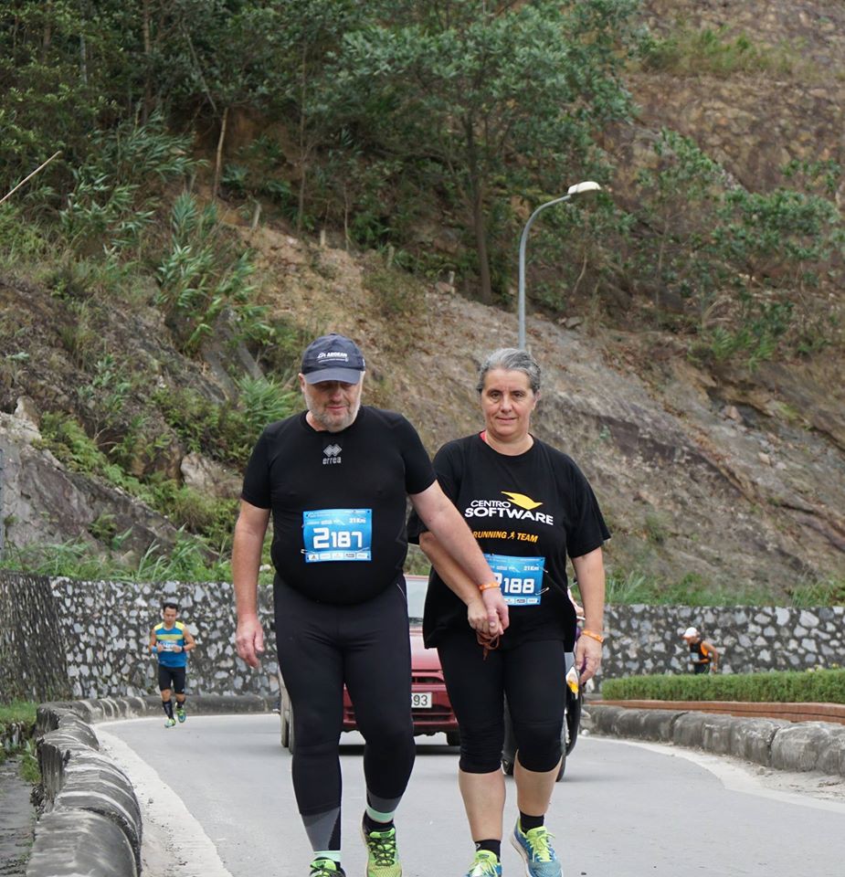 Vợ dẫn chồng khiếm thị hoàn thành chạy bộ 21km