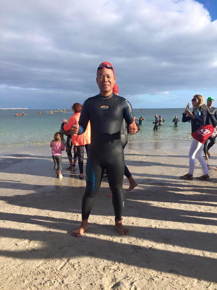 VĐV Phạm Thành Đức thi môn bơi tại Ironman Western Australia