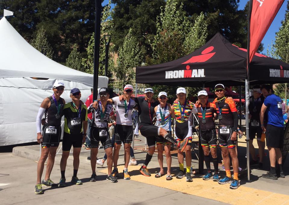 VĐV Hoàng Toàn (áo trắng, thứ 6 từ trái sang) cùng các VĐV người Việt tại Ironman 70.3 Santa Rosa