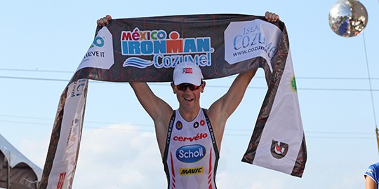 Frederik Van Lierde chiến thắng Ironman Cozumel nhờ bơi nhanh