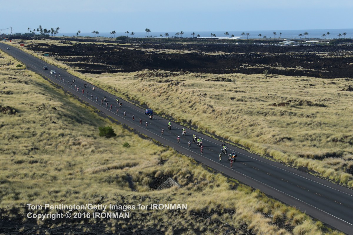 Cung đường đua môn xe đạp tuyệt đẹp ở Ironman Kona. Các VĐV sẽ đi qua cánh đồng dung nham trứ danh ở Kona