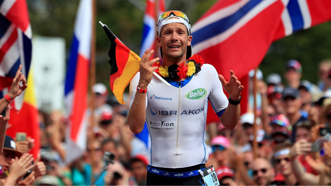 Patrick Lange không giấu nổi cảm xúc khi biết mình phá kỷ lục chạy marathon ở Ironman Kona của huyền thoại Mark Allen. Ảnh: IRONMAN