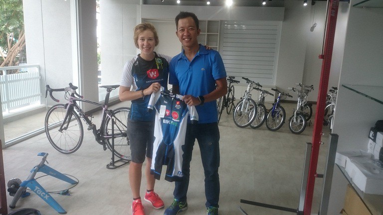 Trần Đình Minh Anh (Tp.HCM) đại diện team Việt Nam cùng Sophie Clarke, nữ VĐV triathlon xuất sắc hiện cũng đi Langkawi nhận trang phục thi đấu Ironman do Webthethao tài trợ