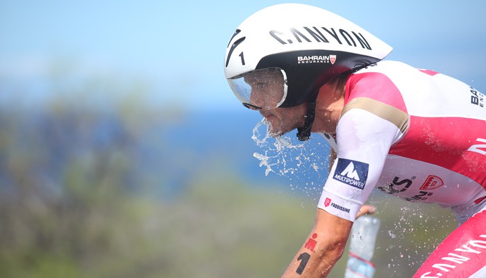 ĐKVĐ Jan Frodeno tiếp nước trên đường đua xe đạp