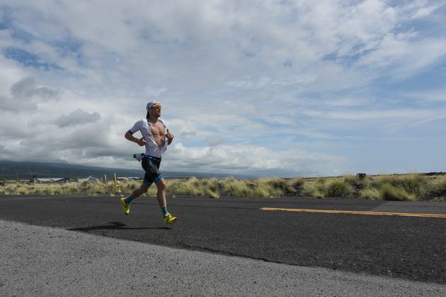 Những bước chạy thần tốc của Patrick Lange giúp anh phá kỷ lục chạy marathon ở Ironman Kona của huyền thoại Mark Allen (trong cuộc đối đầu kinh điển ''Iron War'' với Dave Scott năm 1989)