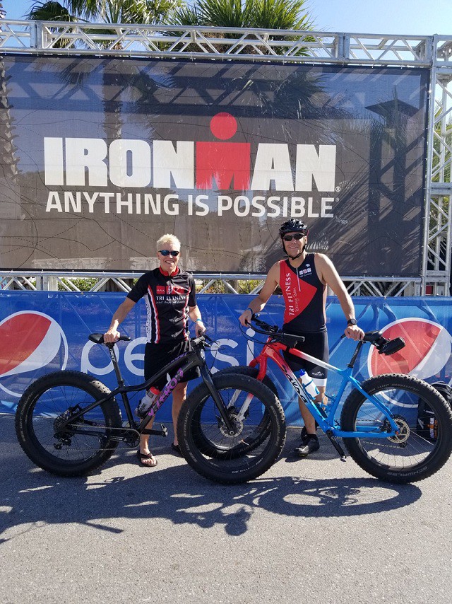 Vicki Ostendorf (trái), người phụ nữ đầu tiên hoàn thành Ironman với xe fat bike sau 14 giờ 01 phút