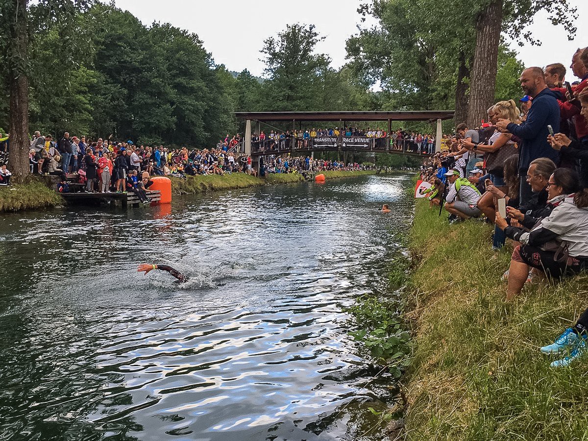 Khán giả đổ ra 2 bên bờ sông Wörthersee xem Jan Frodeno thi đấu môn bơi