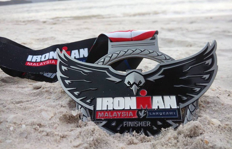 Tấm huy chương hình đại bàng của Ironman Langkawi 2016 đang chờ đợi các VĐV tại vạch đích