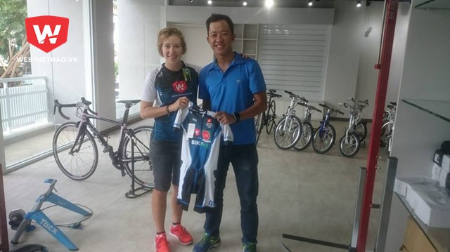 Sophie Clarke và Trần Đình Minh Anh nhận áo Tri do Webthethao tài trợ