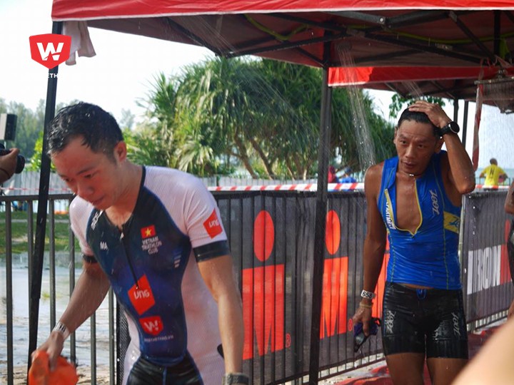 VĐV Trần Đình Minh Anh (trái) vừa hoàn thành môn bơi