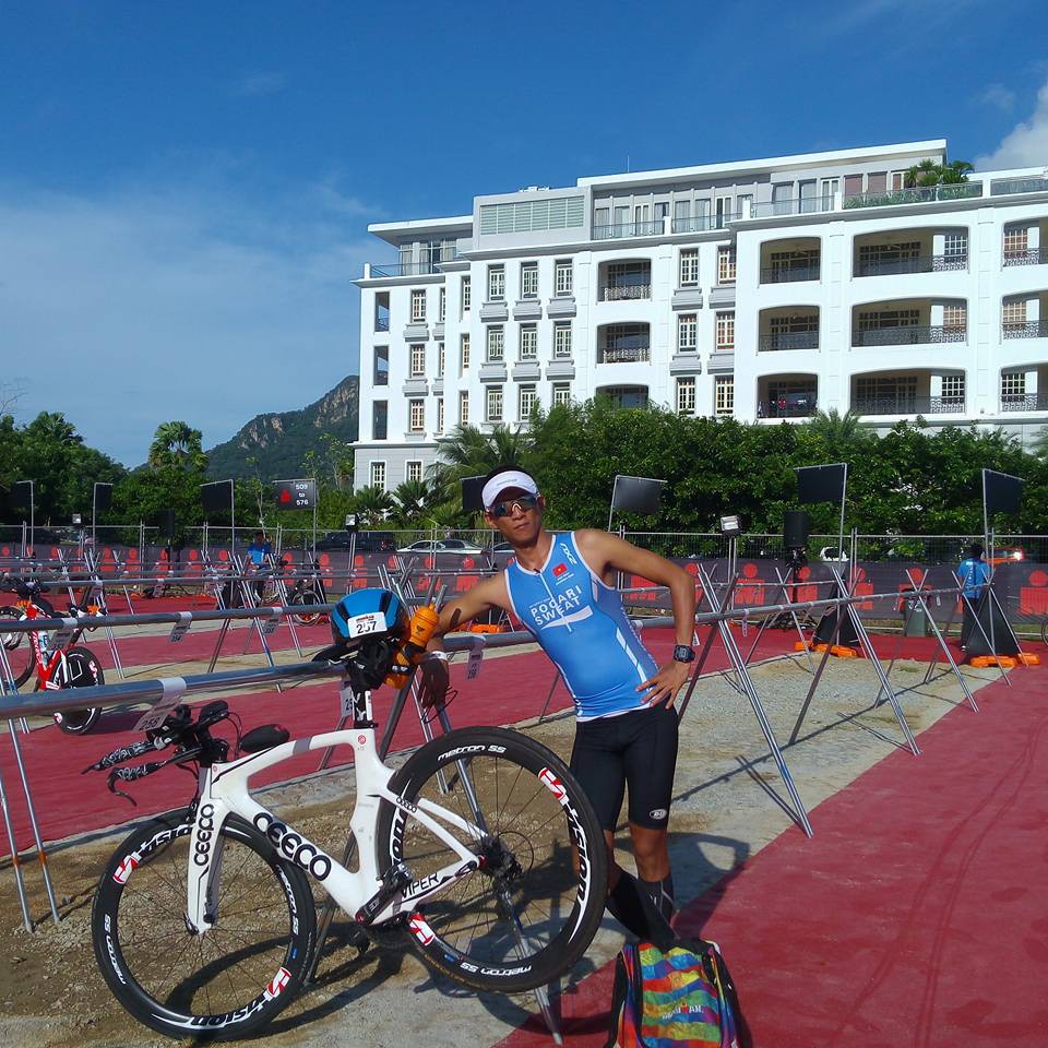 VĐV Hoàng Kim Anh Tú tại khu vực bike check-in