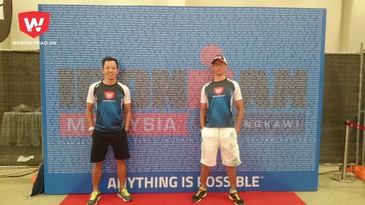 Minh Anh và Anh Tú (phải) tại bức tường in tên các VĐV thi đấu Ironman Langkawi