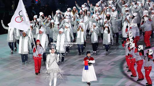 Đoàn Nga (OCR) diễu hành trong lặng lẽ vơi trang phục trung lập màu xám, không có VĐV dẫn đoàn (người đại diện của IOC), không có quốc kỳ tại Lễ khai mạc Pyeochang 2018